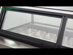 De showcase van de diepvriezergelato van de roomijsvertoning