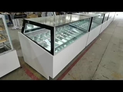 De showcase van de diepvriezergelato van de roomijsvertoning