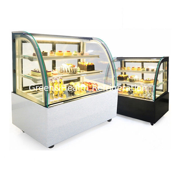 Gebogen glazen roestvrijstalen taartvitrinevriezer met meerdere schappen voor commercieel gebruik