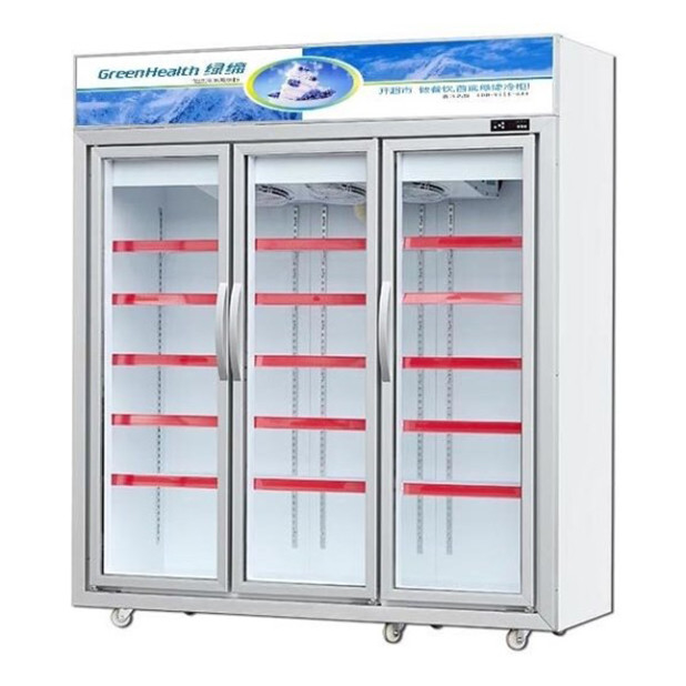 Supermarkt / winkel met drie glazen deuren uitgerust met koelkasten met een bevriezingseenheid