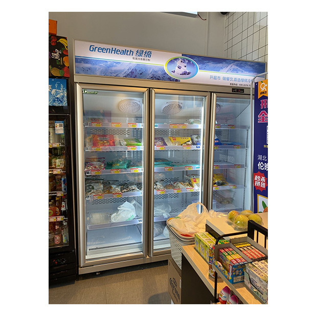 Supermarkt / winkel met drie glazen deuren uitgerust met koelkasten met een bevriezingseenheid