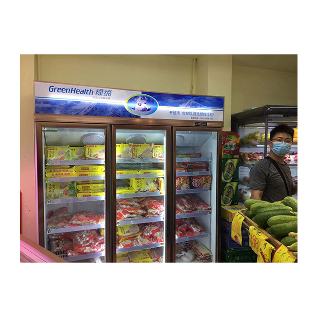 Supermarkt / winkel met drie glazen deuren uitgerust met koelkasten met een bevriezingseenheid