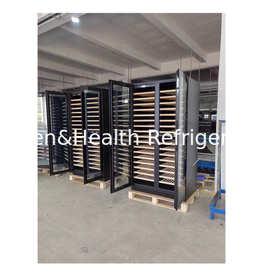 Dubbelzone wijnkoeler met beukenhouten legplanken en een capaciteit van 316 flessen voor commercieel gebruik